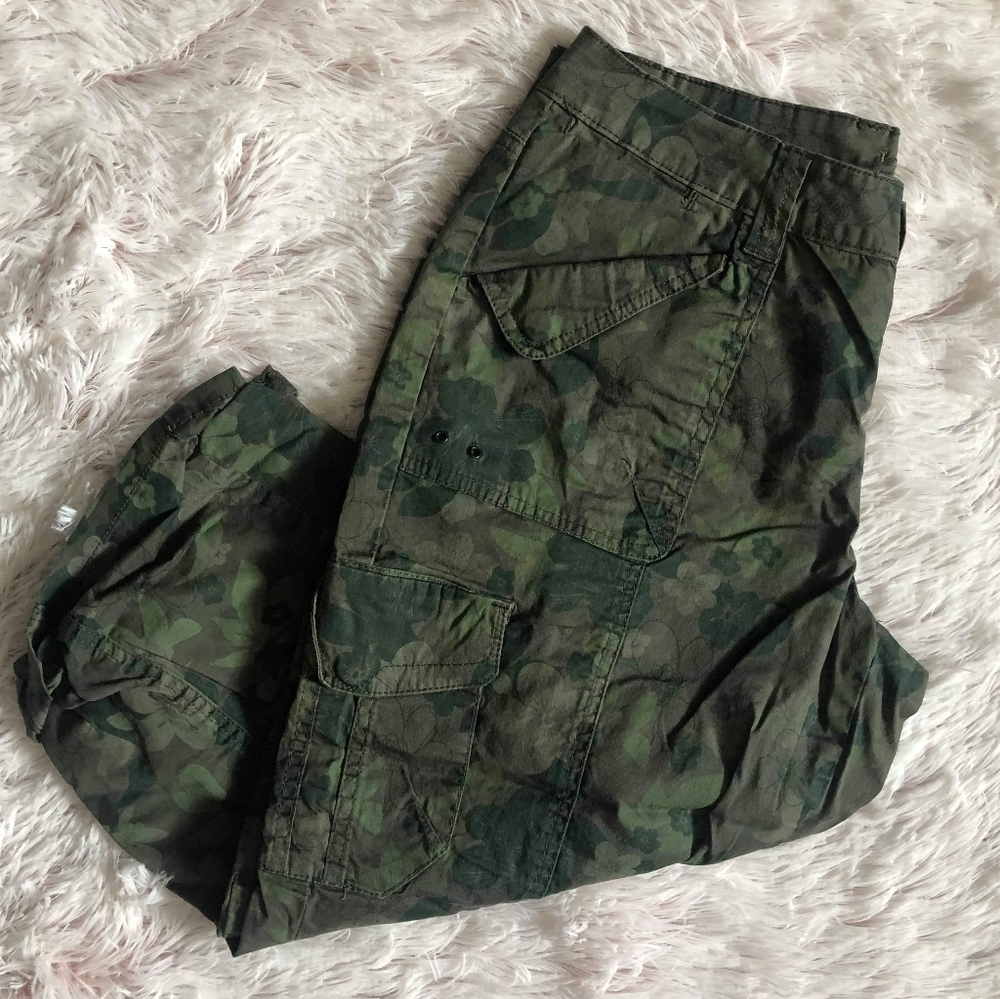 LA Blues Floral Capris